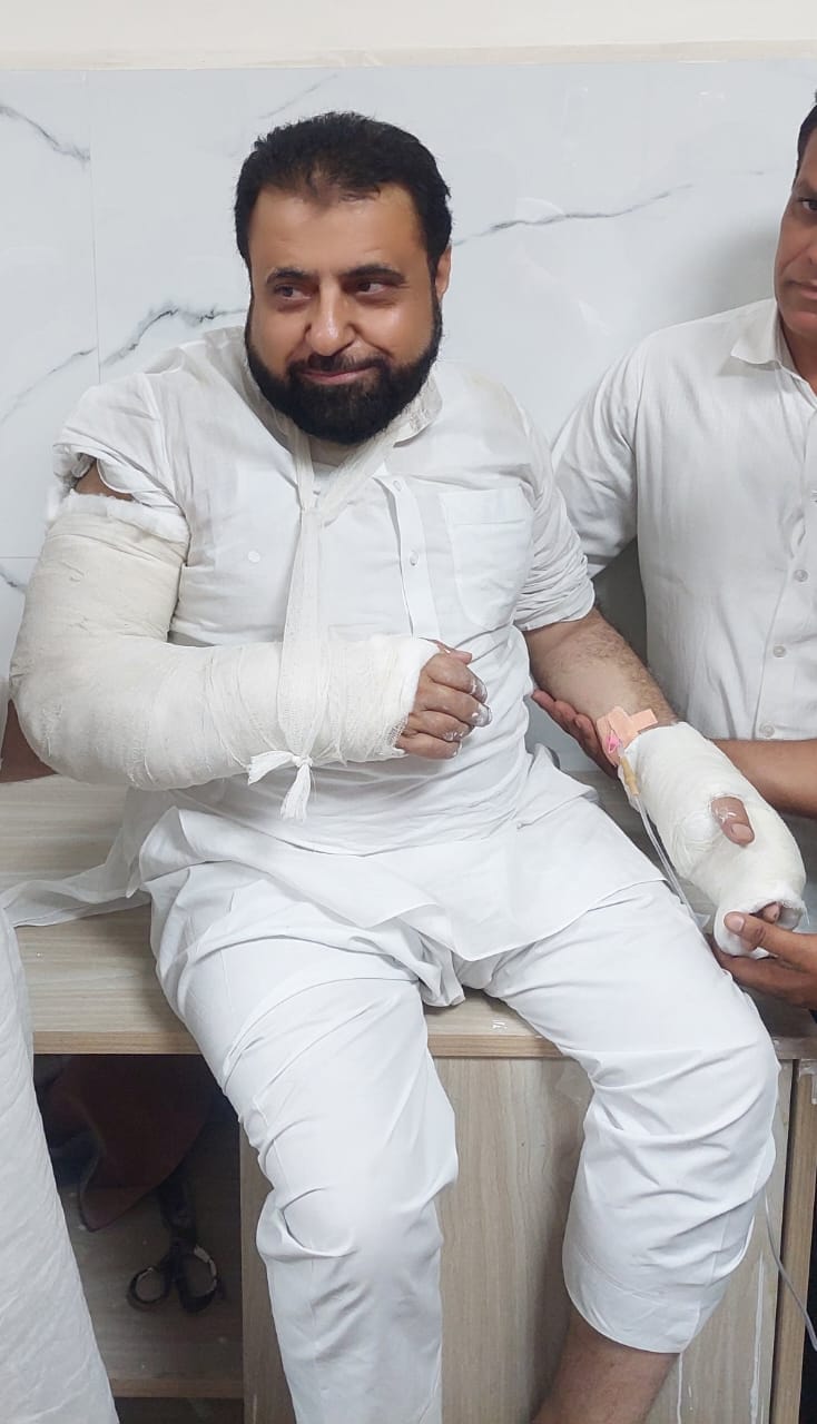 डिवाइडर से टकराई चैयरमेन की कार