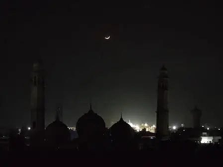 वक़्फ संशोधन बिल के खिलाफ AIMPLB के आह्वान पर मुस्लिम समुदाय ने बत्ती गुल कर जताया विरोध
