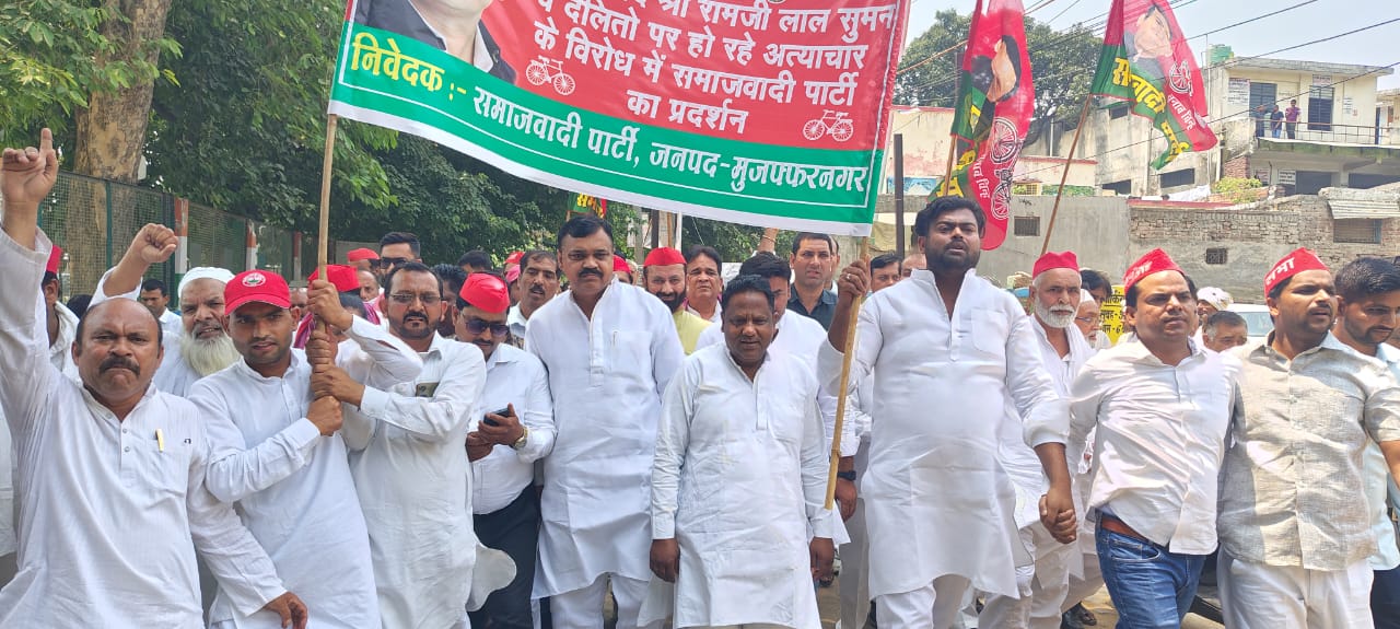 रामजी लाल सुमन व पीडीए पर हमलों के विरुद्ध समाजवादी पार्टी का धरना