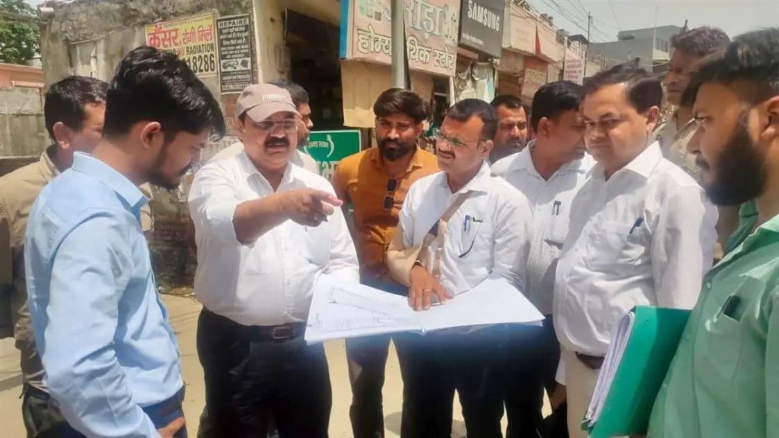 सहारनपुर में नगरायुक्त ने सड़क निर्माण